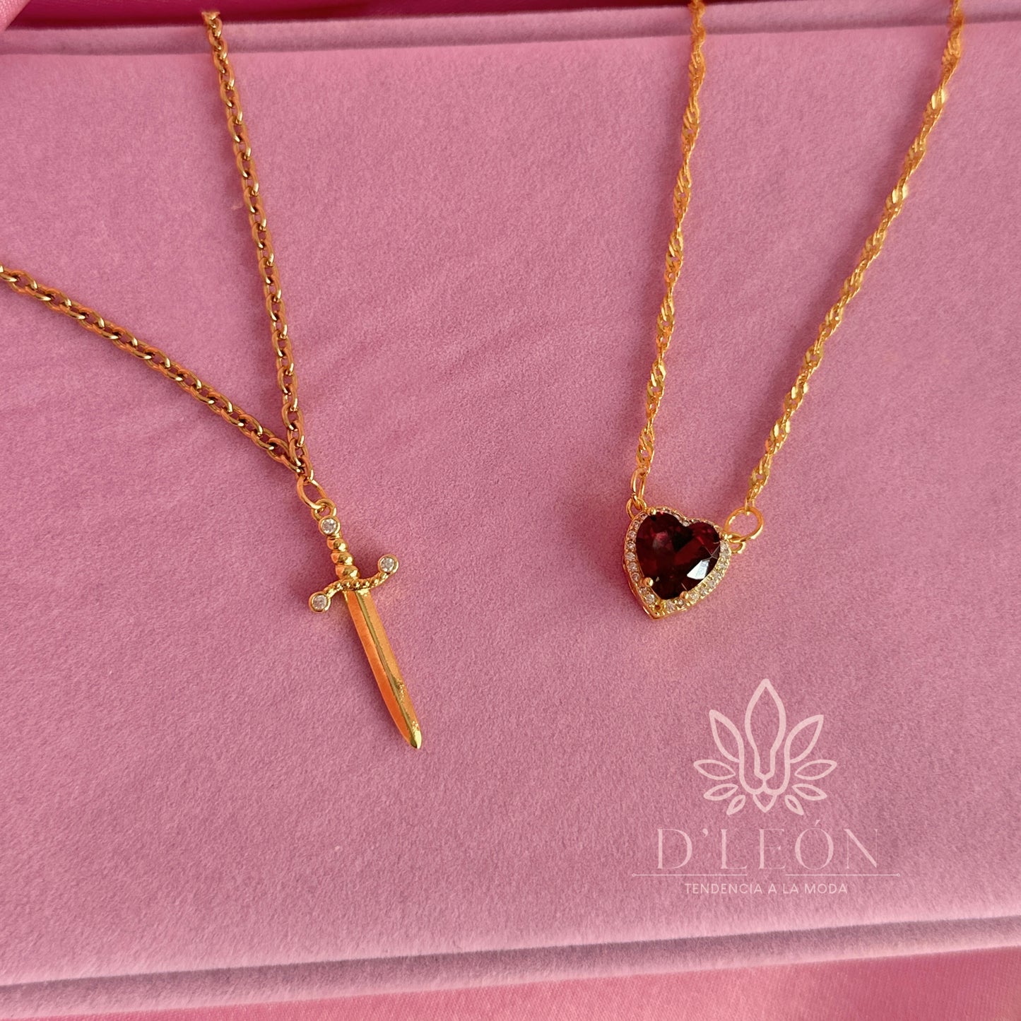 Conjunto collares para pareja espada y corazón