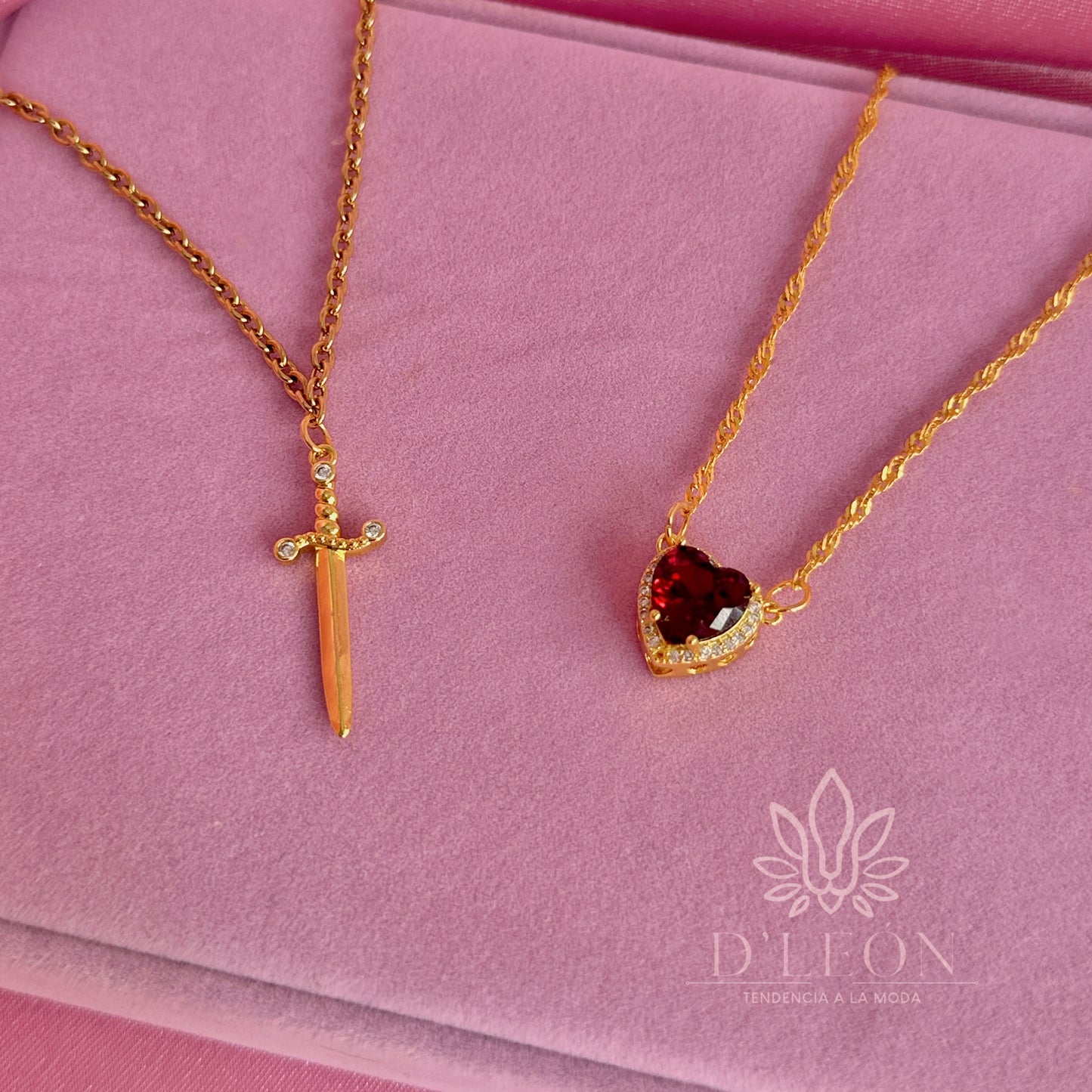 Conjunto collares para pareja espada y corazón